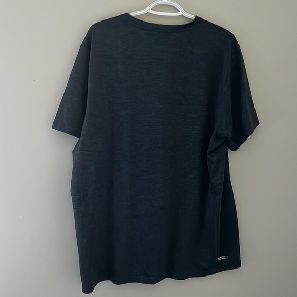 Old Navy Active Go-Dry Men's T-Shirt - Picture 2 of 4